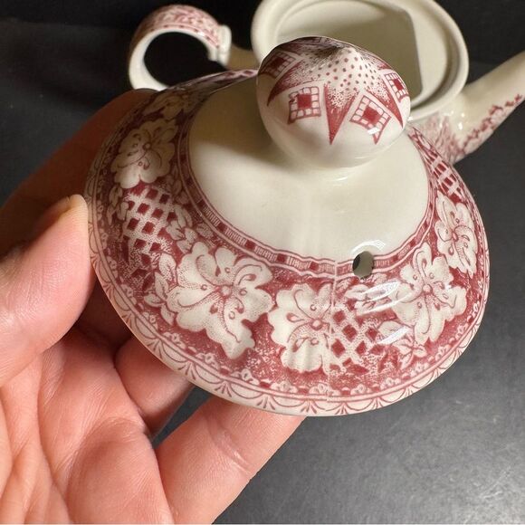 Red and Cream Windsor Ceramic Art Teapot [Item 0186] - Picture 10 of 11